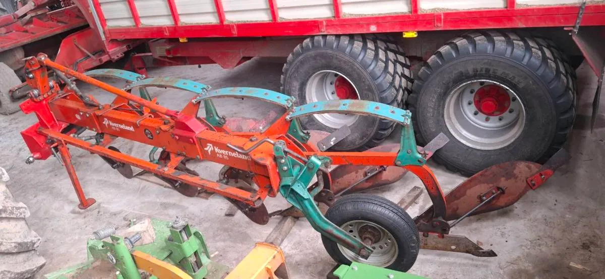 Kverneland furrow vari width plough - Image 2