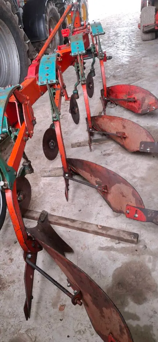 Kverneland furrow vari width plough - Image 3