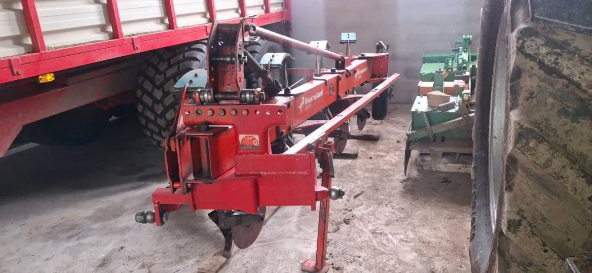 Kverneland furrow vari width plough - Image 4