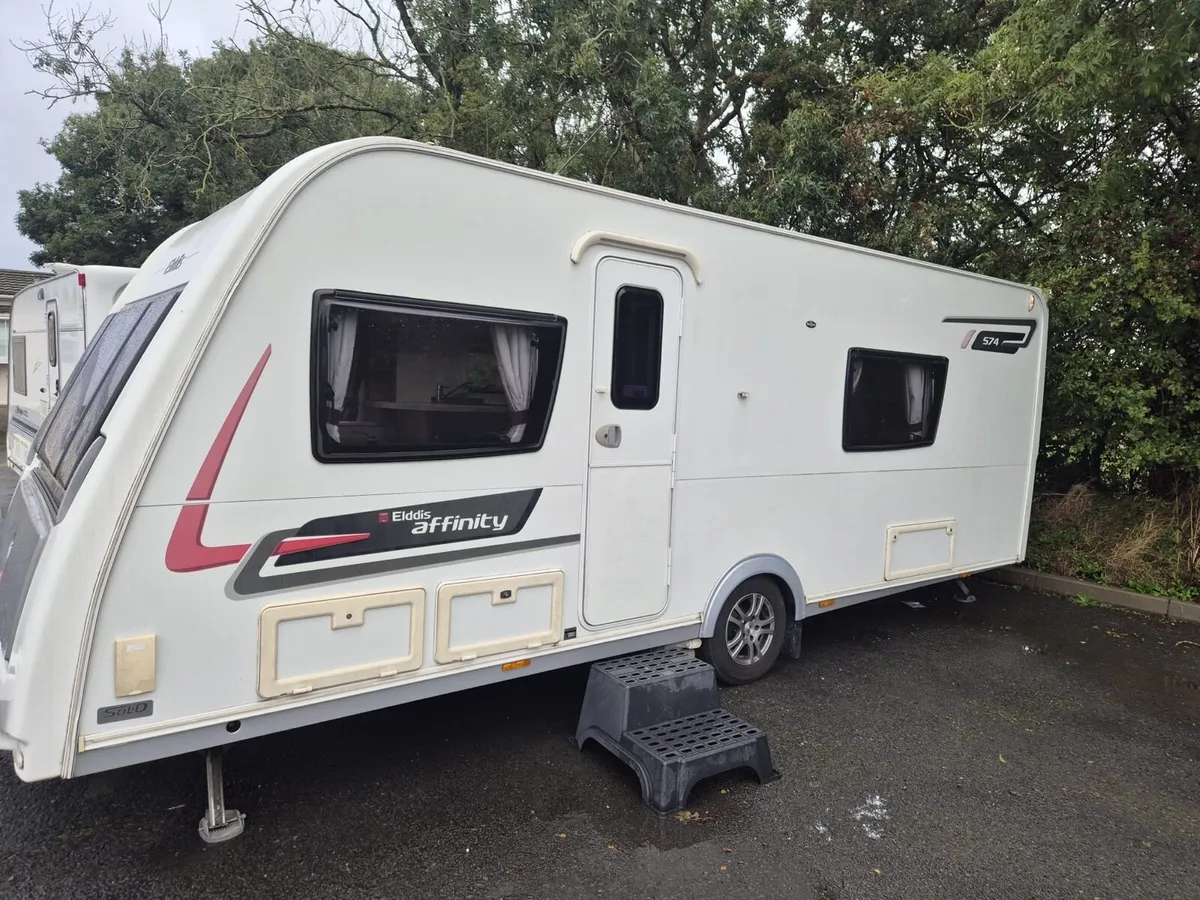 Elddis affinity 4 berth twin singles end washroom - Image 2