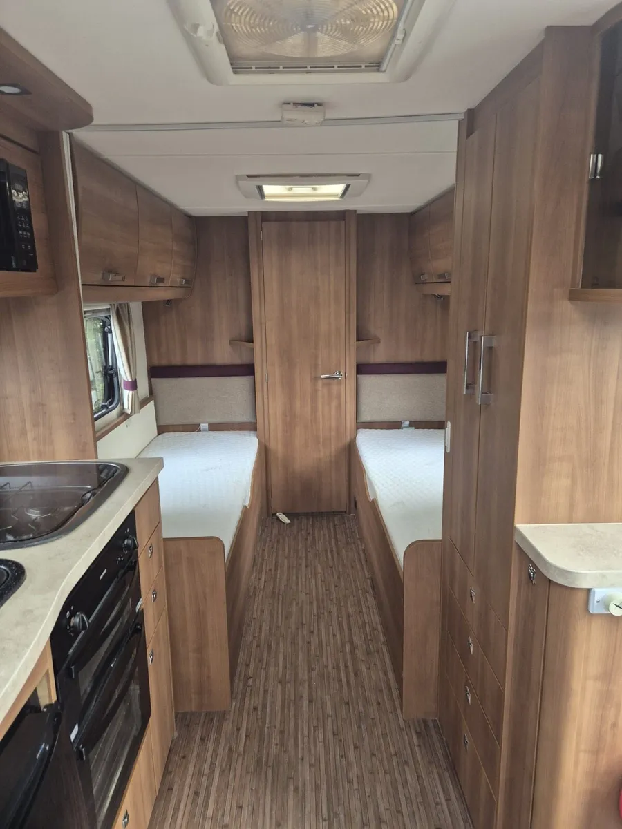 Elddis affinity 4 berth twin singles end washroom - Image 3