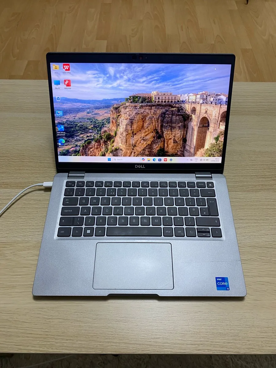 Dell laptop i5 pro 8/256 w11 Touchscreen - Image 1