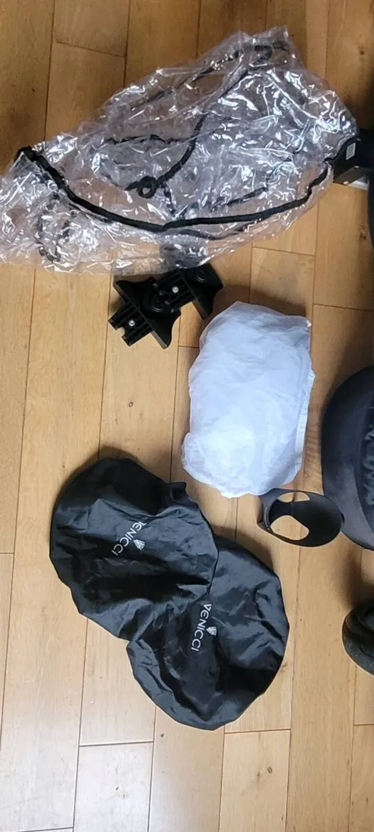 Venicci 3 in 1 travel system - Image 2