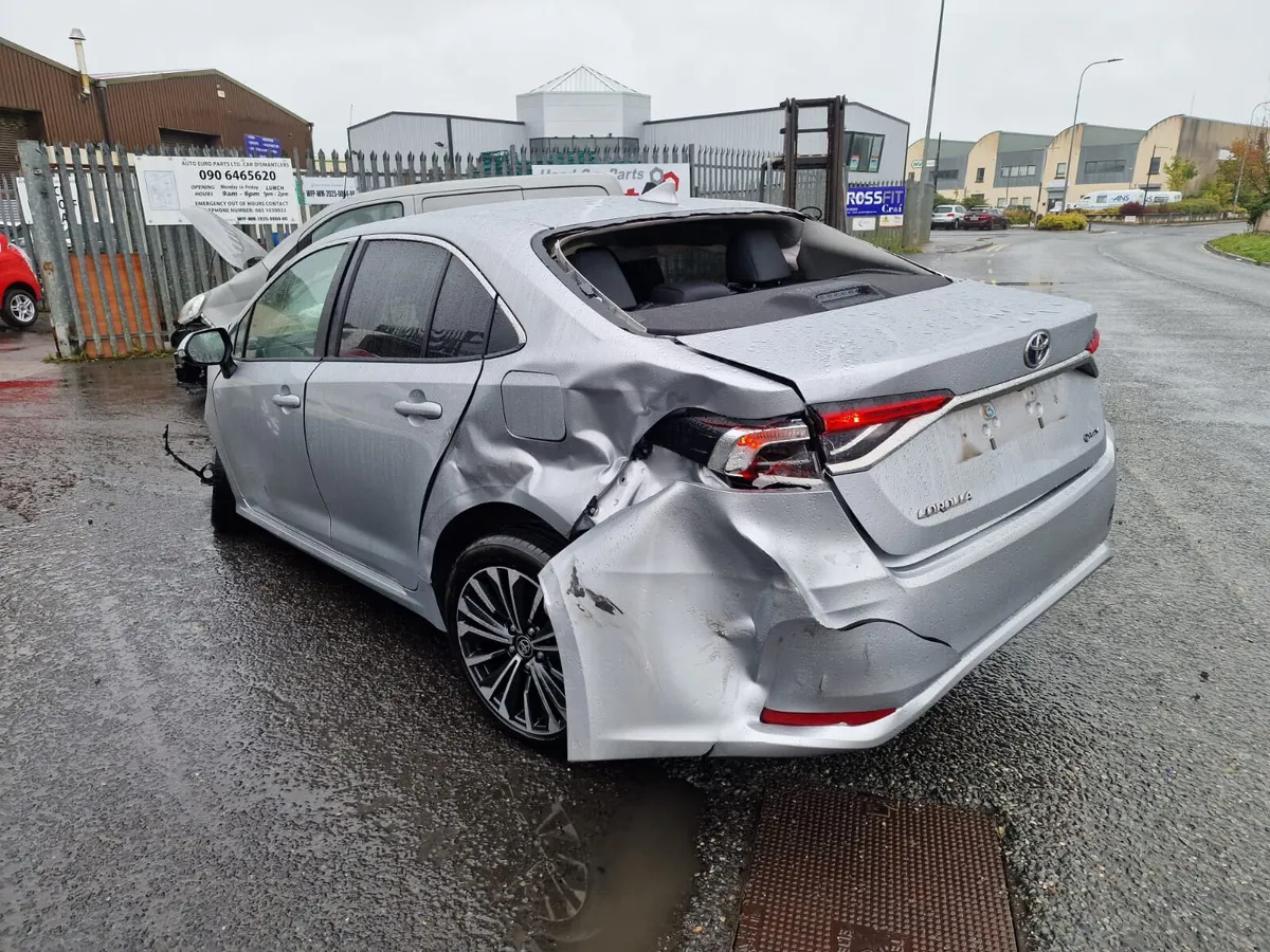 25 TOYOTA COROLLA  1.8 H AUTO FOR BREAKING - Image 3