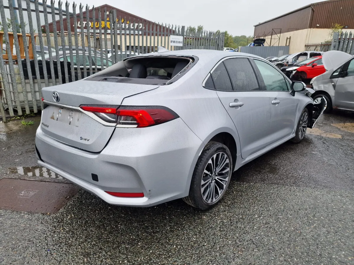 25 TOYOTA COROLLA  1.8 H AUTO FOR BREAKING - Image 4