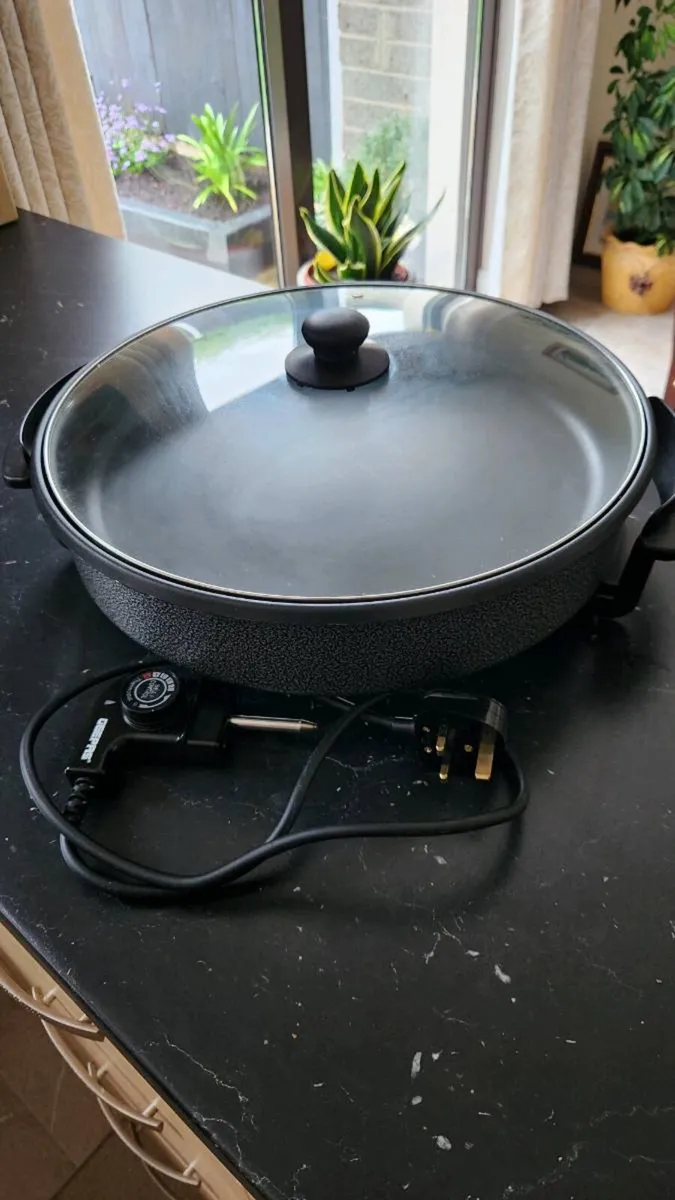 Electric frying pan - Image 1