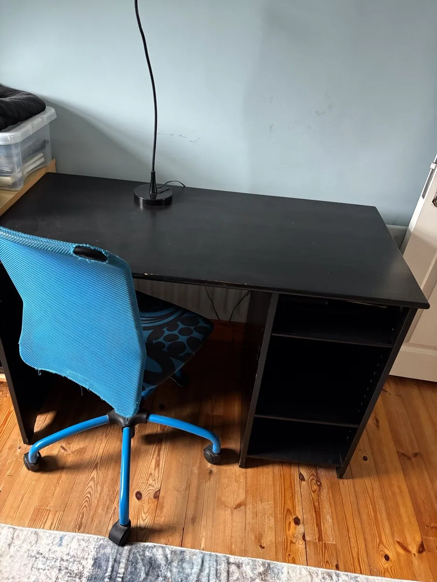 Students study desk chair & Light