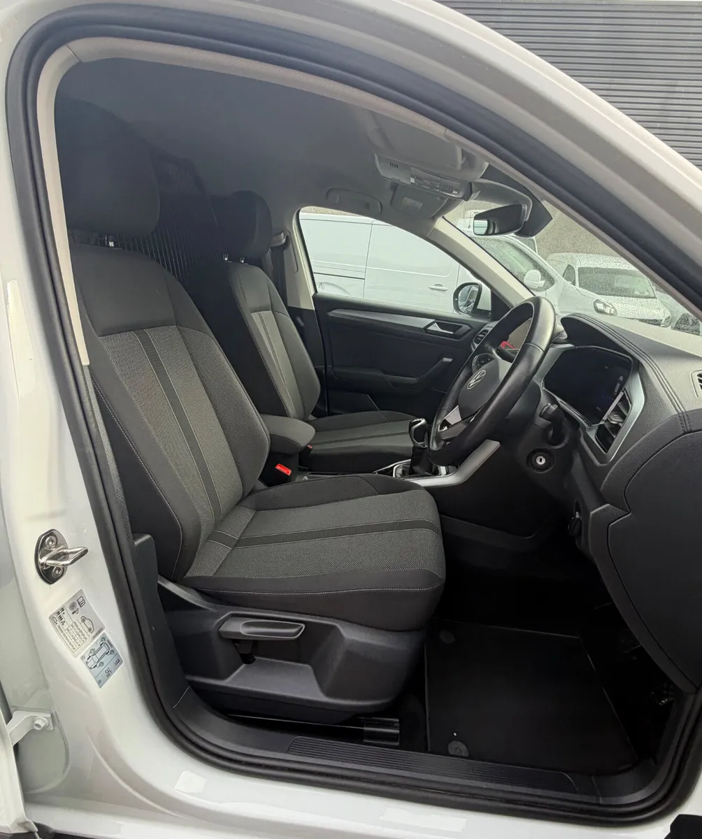 242 Volkswagen T Roc Commercial - Image 4