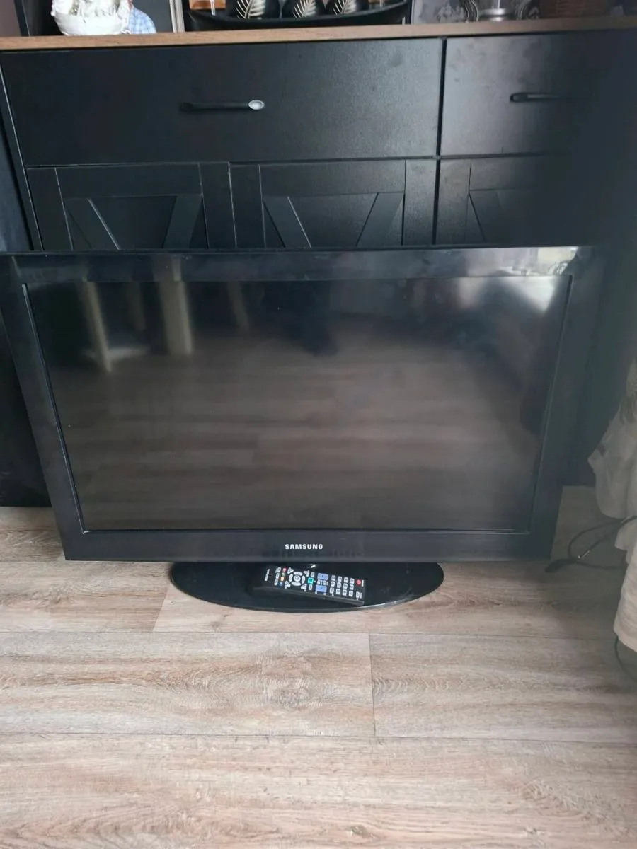 32inch tv & remote - Image 1