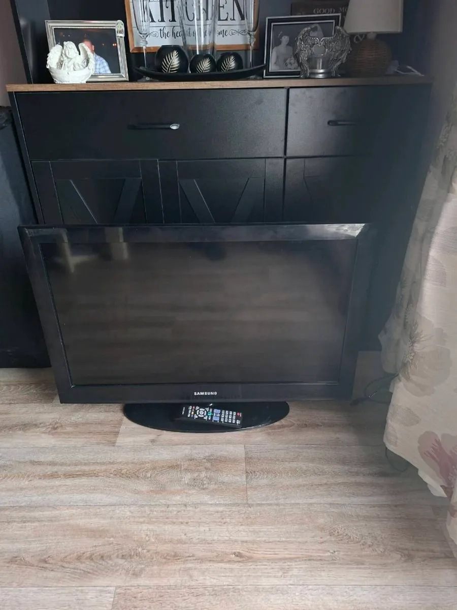 32inch tv & remote - Image 2