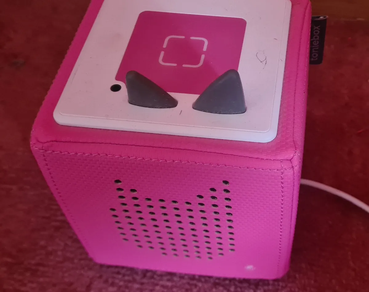 Pink Toniebox with 6 story figures - Image 1