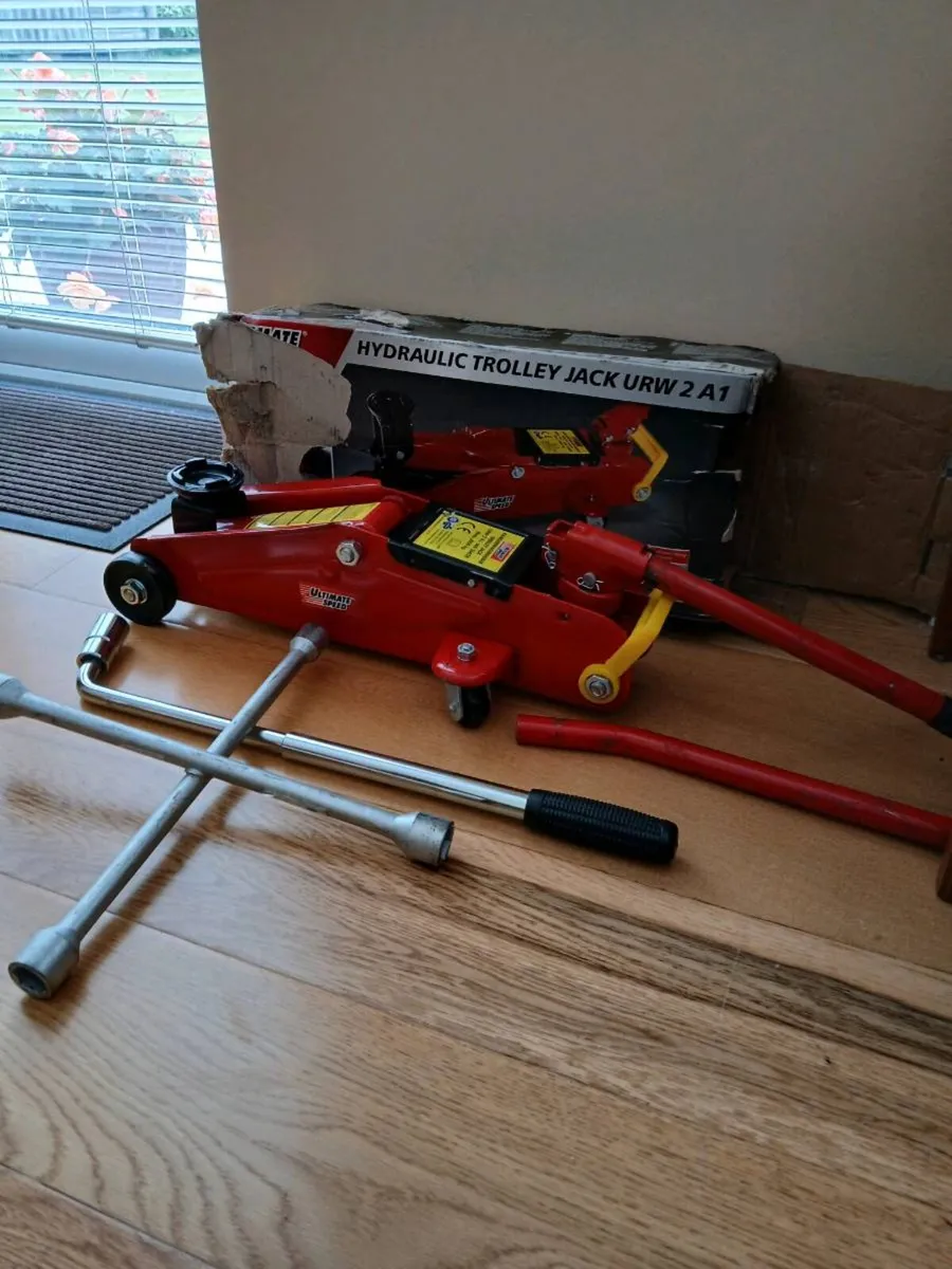 Hydraulic trolly jack including tyre brace x 2 - Image 2