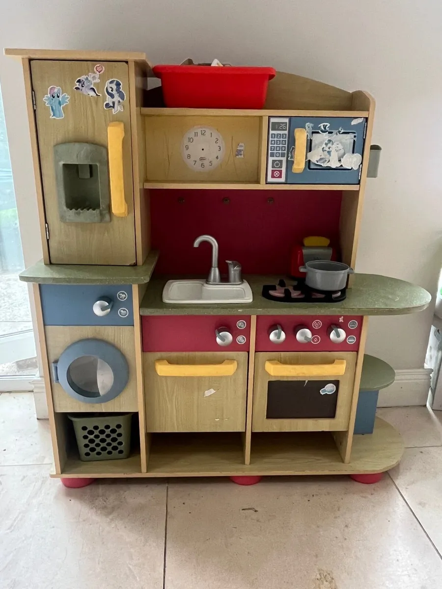 Kid’s play kitchen - Image 1