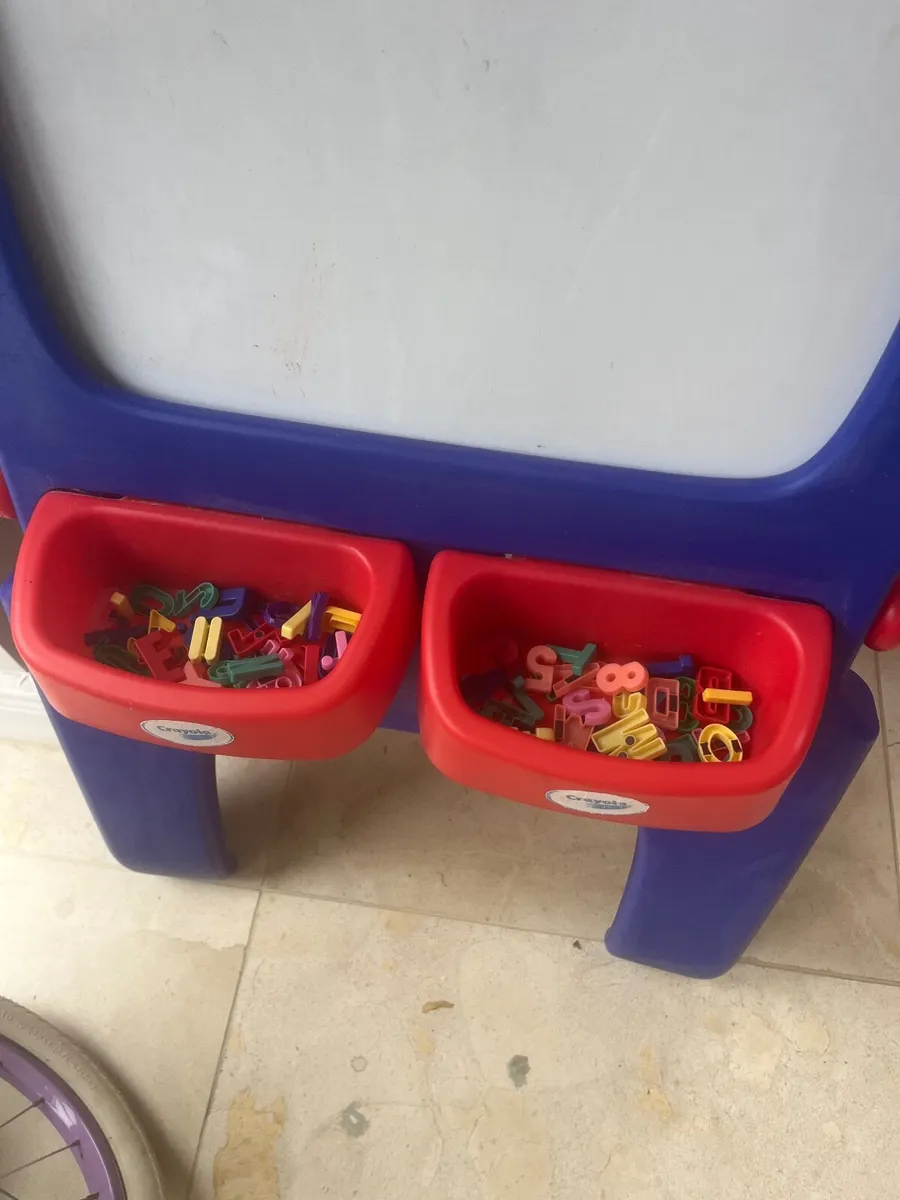 Crayola blackboard and magnetic board - Image 2