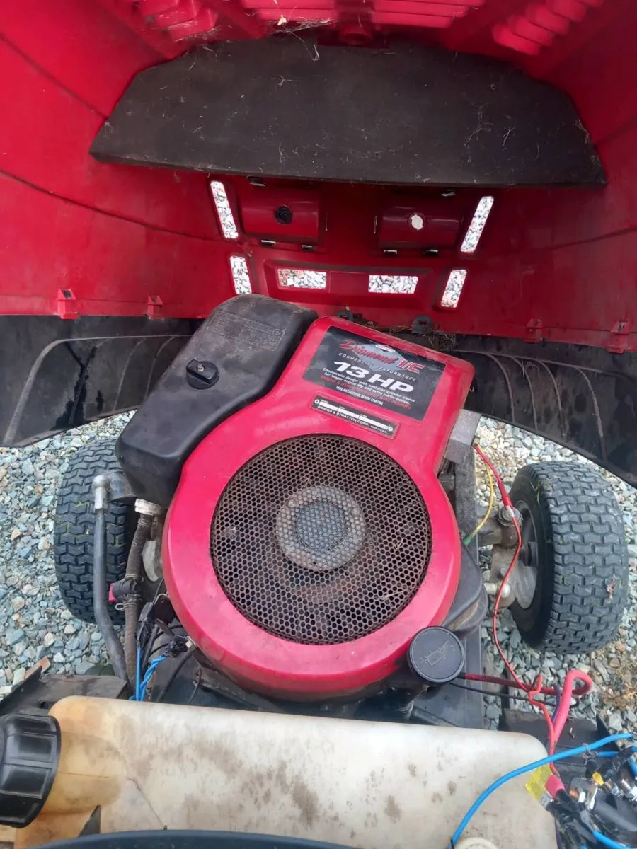 Ride on lawnmower - Image 2