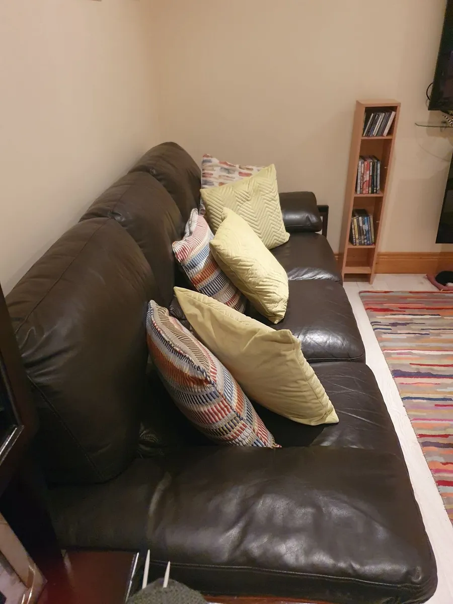 Leather couch - Image 1