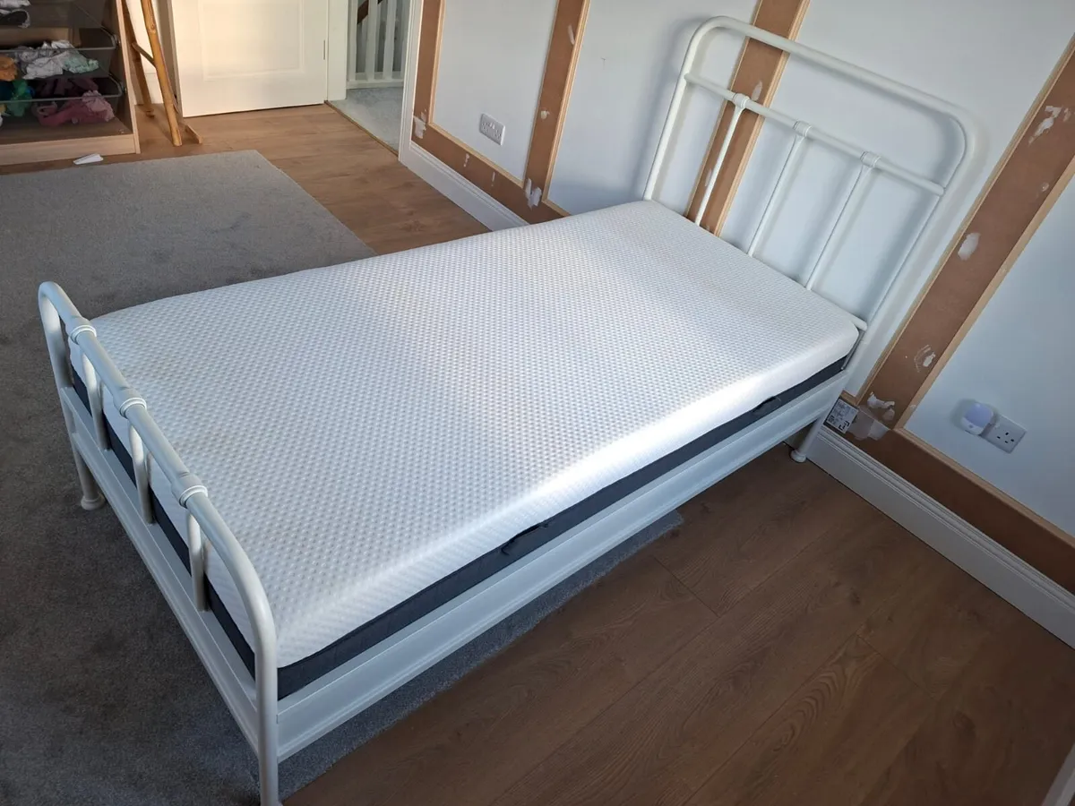 Single bed frame with mattress - Image 3