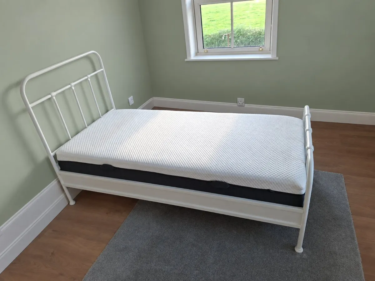 Single bed frame with mattress - Image 1