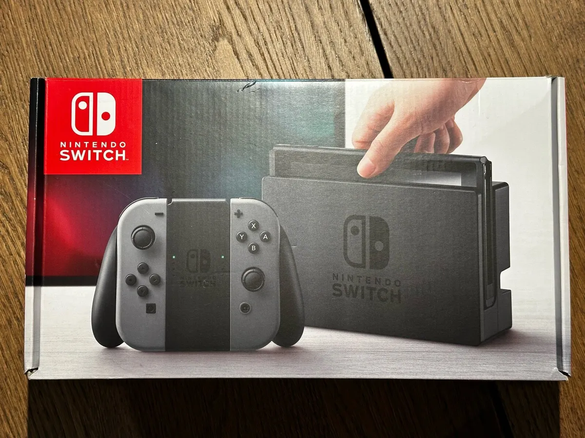 Nintendo Switch // Barely used // + Official case - Image 3