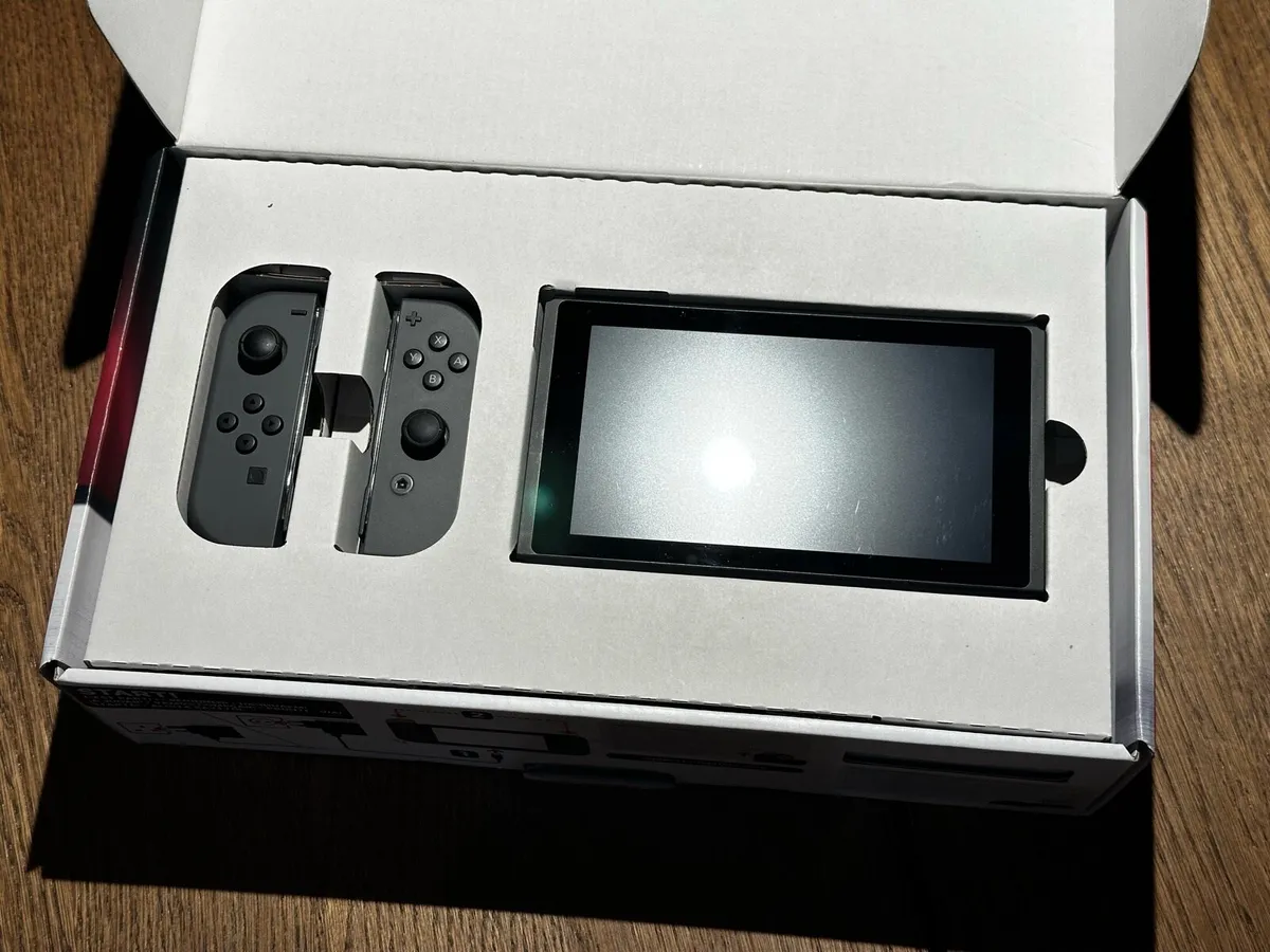 Nintendo Switch // Barely used // + Official case - Image 4