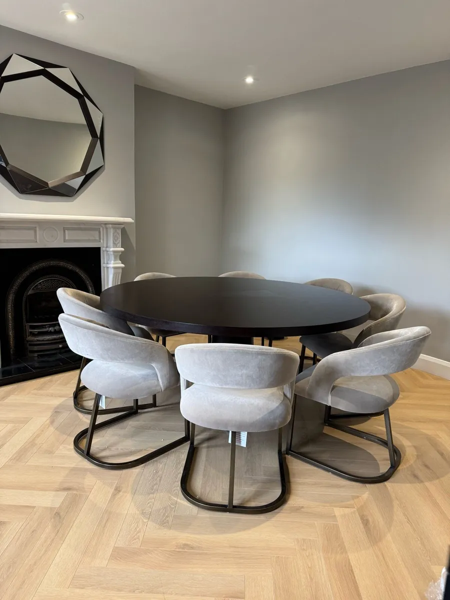 Dining table - Image 1