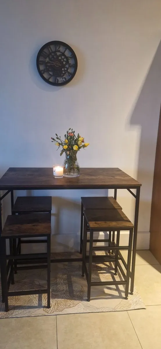 Kitchen table and chairs - Image 4