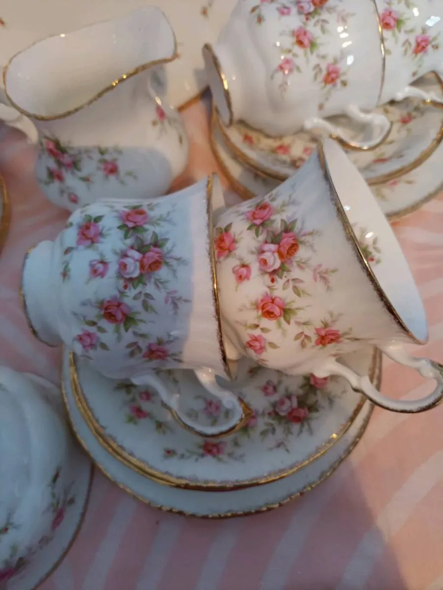 21 Pce Paragon "VICTORIANA  ROSE " Tea Set. - Image 3
