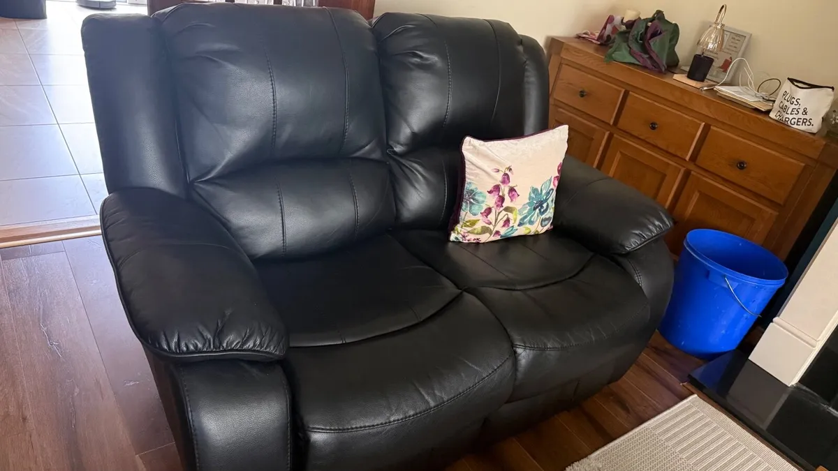 Suite of furniture - Image 1