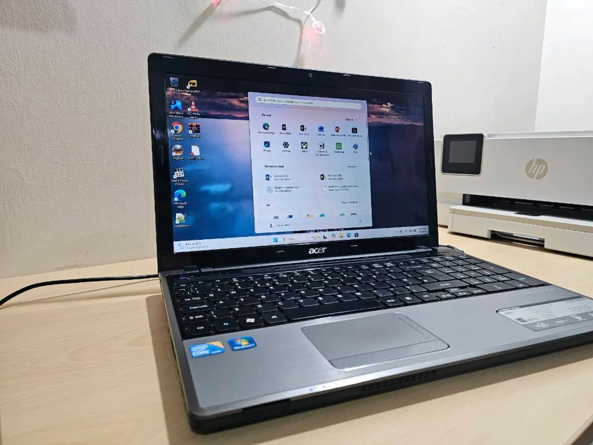 ACER ASPIRE 5820T  GRADE A CONDITION | CORE i5 | 8 - Image 2