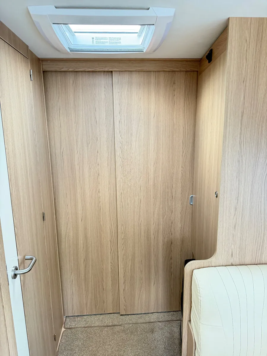✨STUNNING 2022 LMC 695 5/6 BERTH ISLAND BED✨ - Image 4