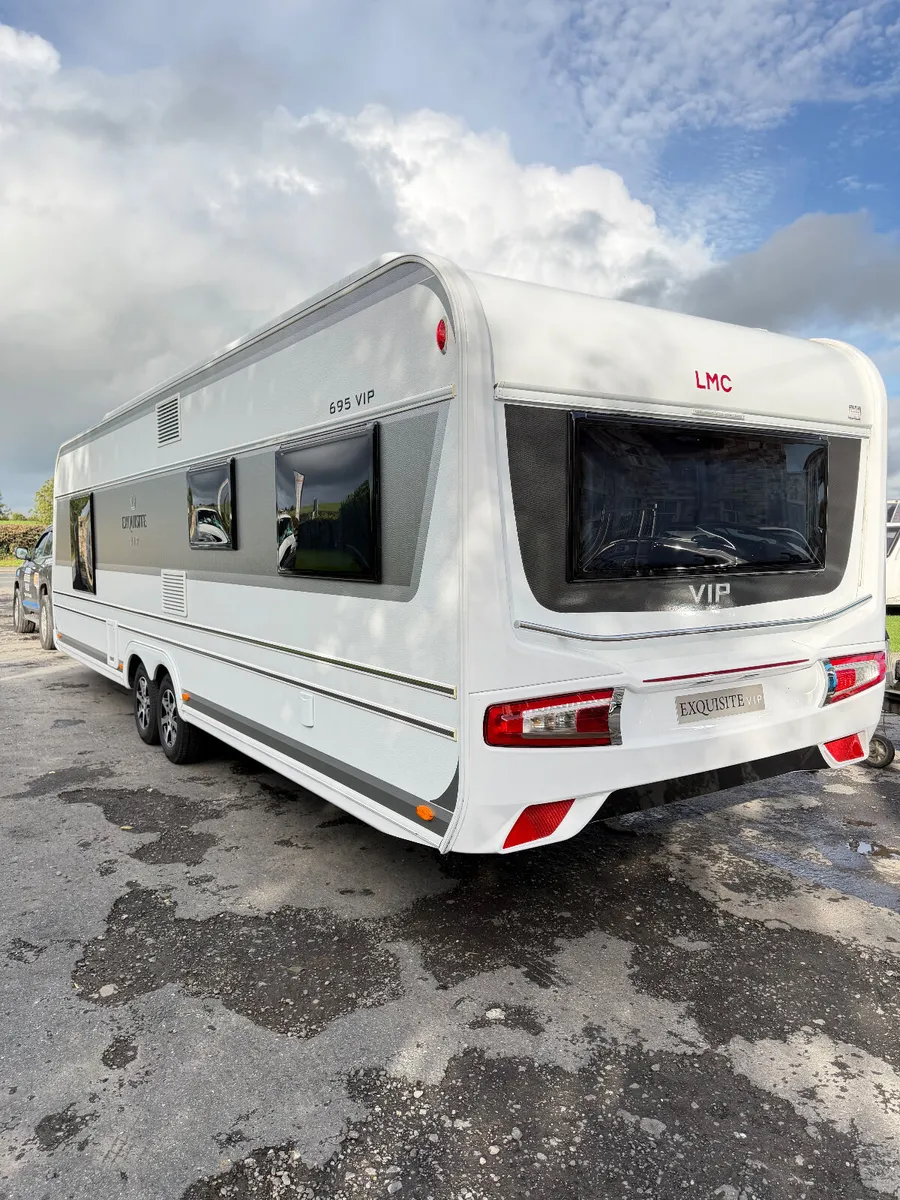 ✨STUNNING 2022 LMC 695 5/6 BERTH ISLAND BED✨ - Image 2