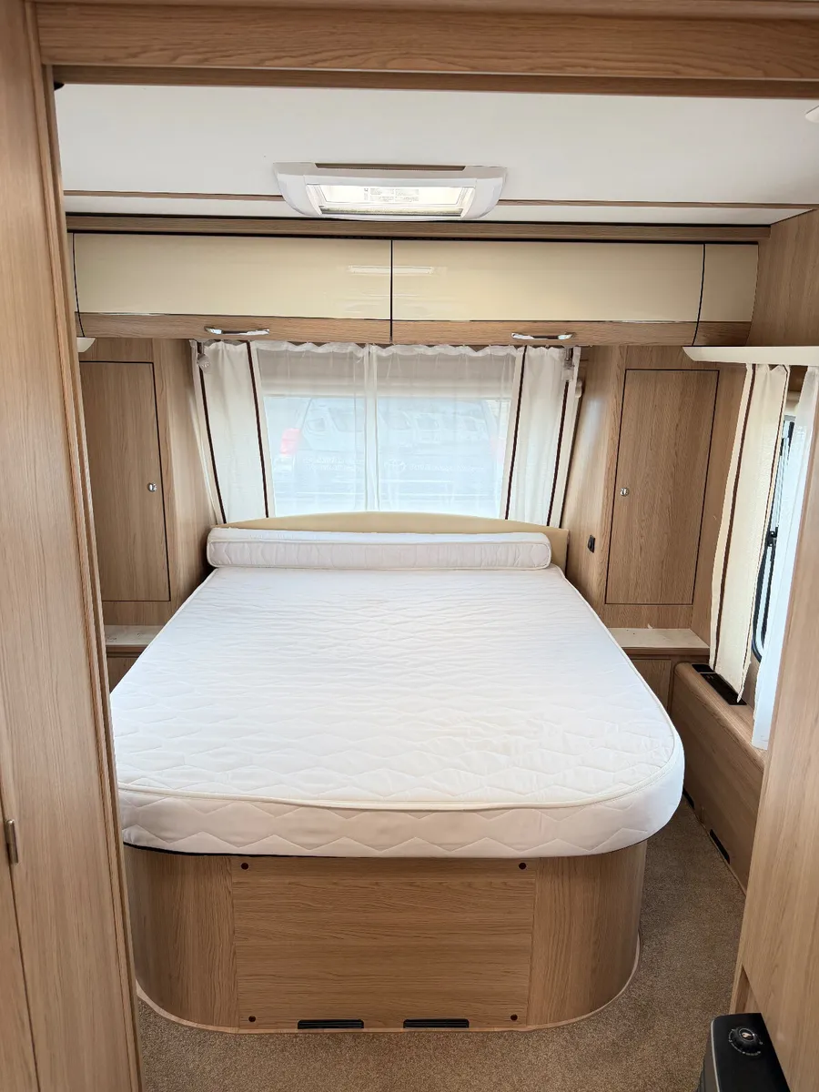 ✨STUNNING 2022 LMC 695 5/6 BERTH ISLAND BED✨ - Image 3