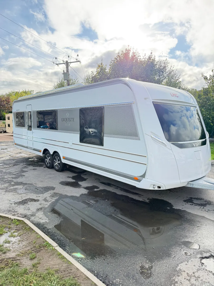 ✨STUNNING 2022 LMC 695 5/6 BERTH ISLAND BED✨ - Image 1
