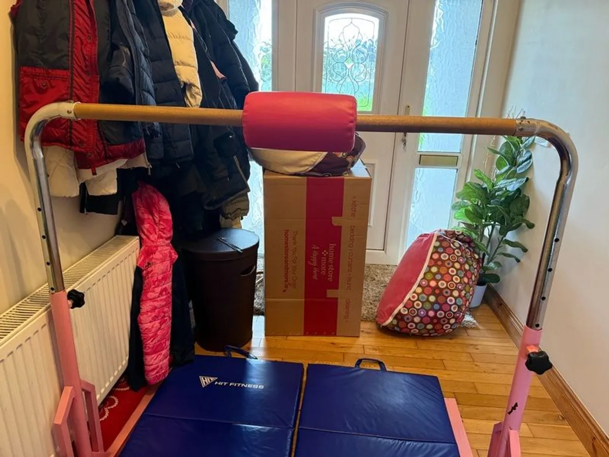 Gymnastics bar / beam and mats - Image 2
