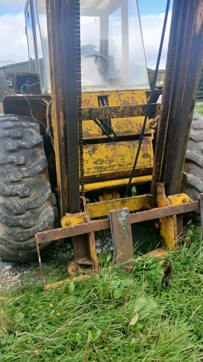 Forklift - Image 4