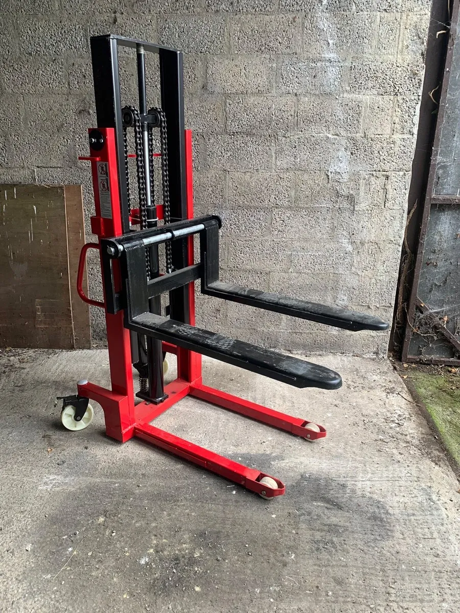 Pallet stacker - Image 1