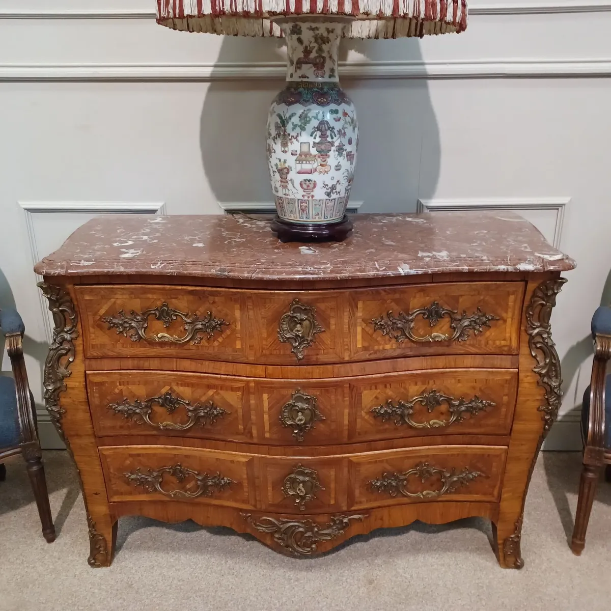 Chest of drawers, lamp, and two armchairs - Image 3