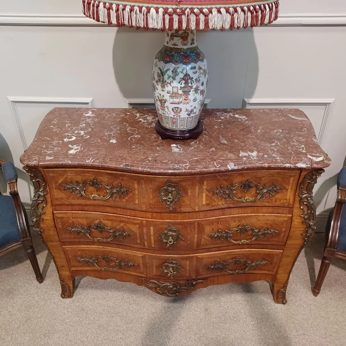 Chest of drawers, lamp, and two armchairs - Image 4