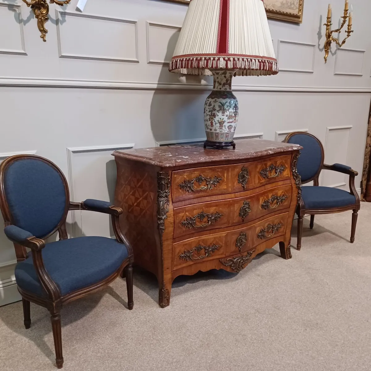 Chest of drawers, lamp, and two armchairs - Image 1