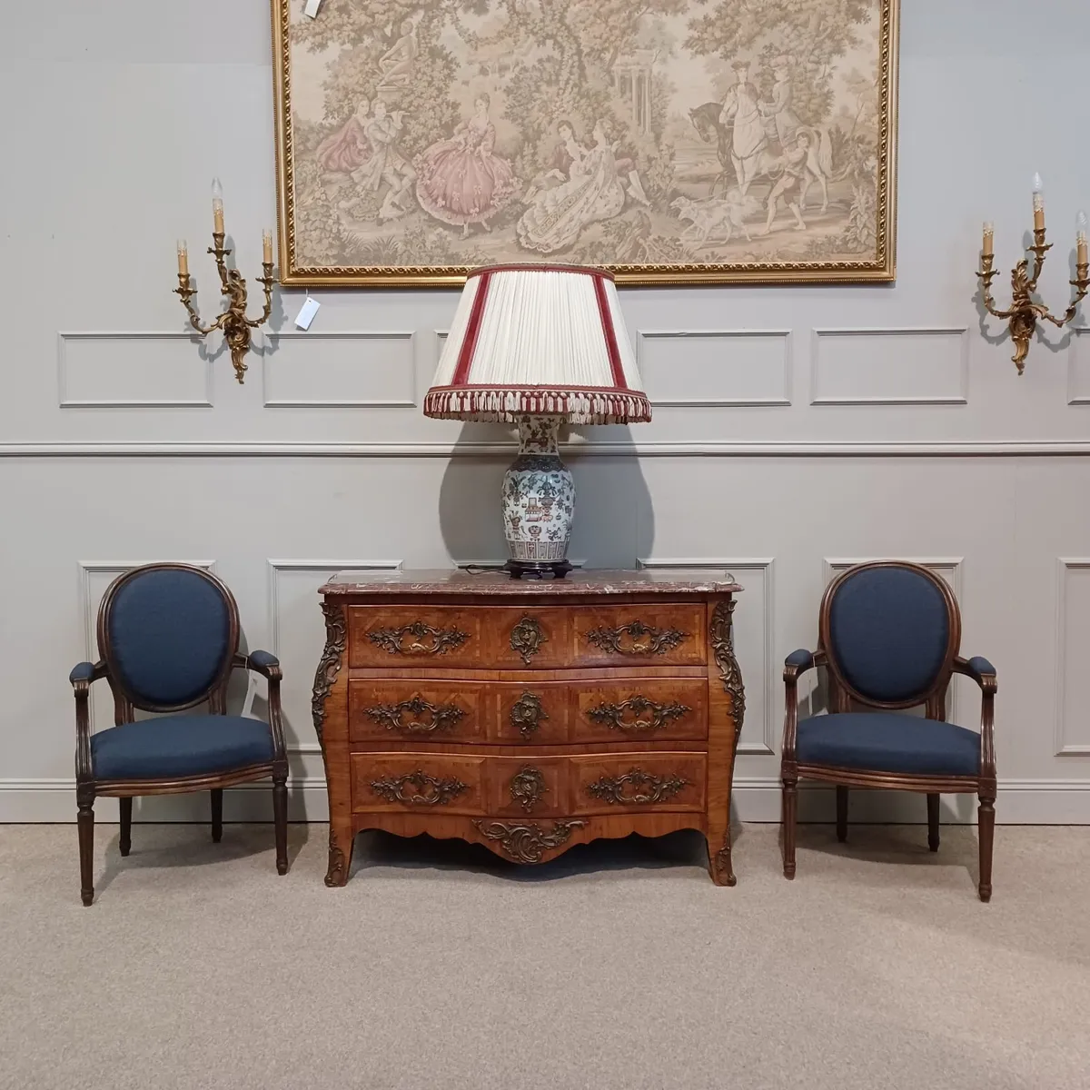 Chest of drawers, lamp, and two armchairs - Image 2