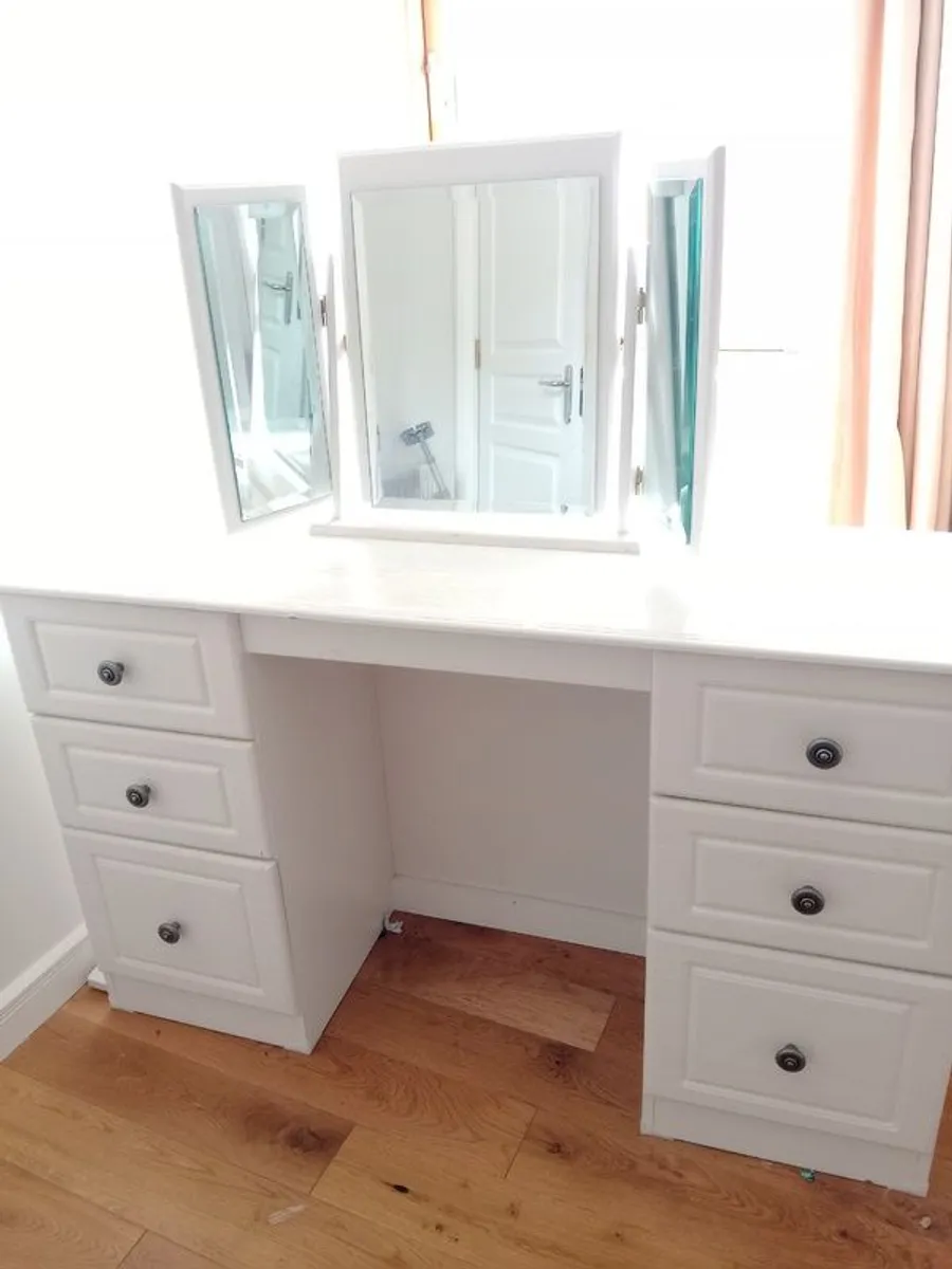 Make up desk with mirror - Image 1