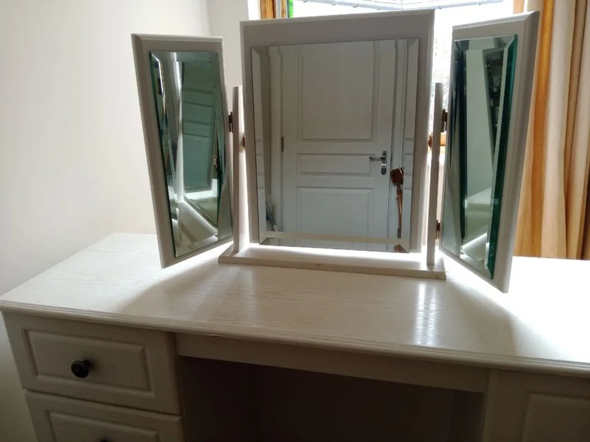 Make up desk with mirror - Image 2