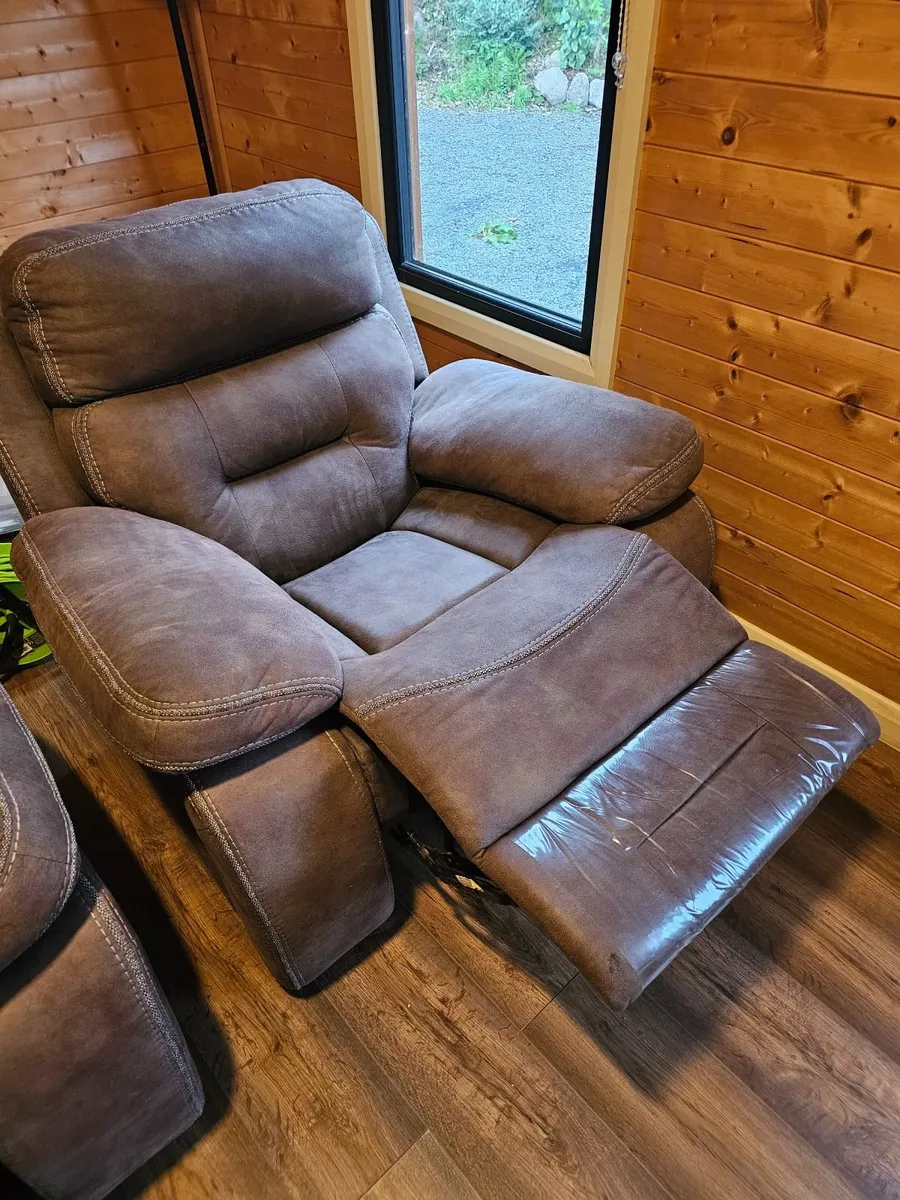 2 Reclining Chairs - Image 1