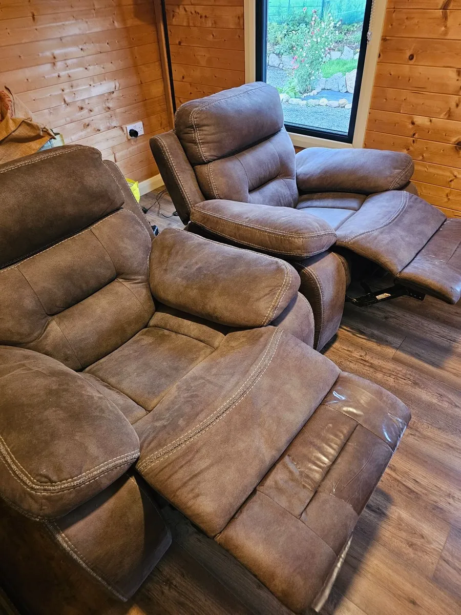 2 Reclining Chairs - Image 2