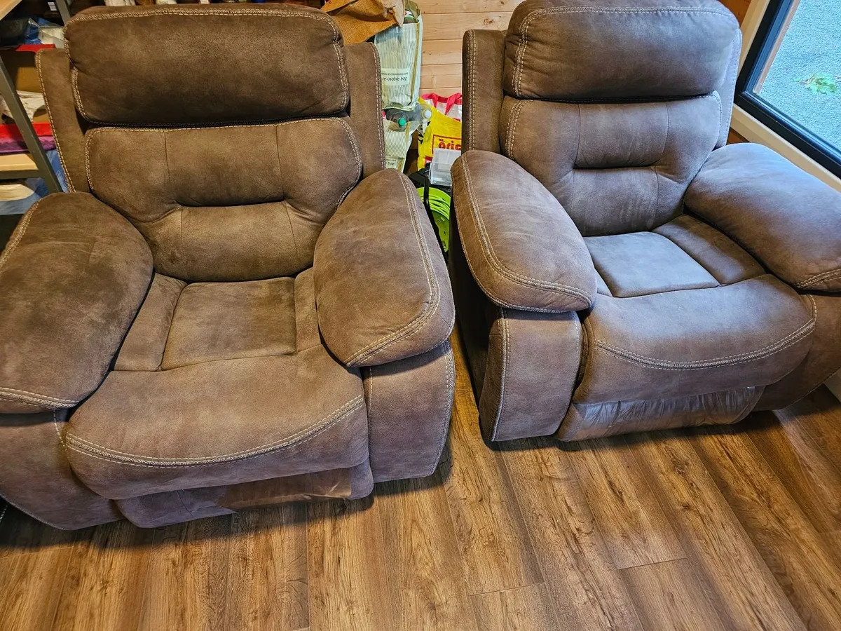 2 Reclining Chairs - Image 4