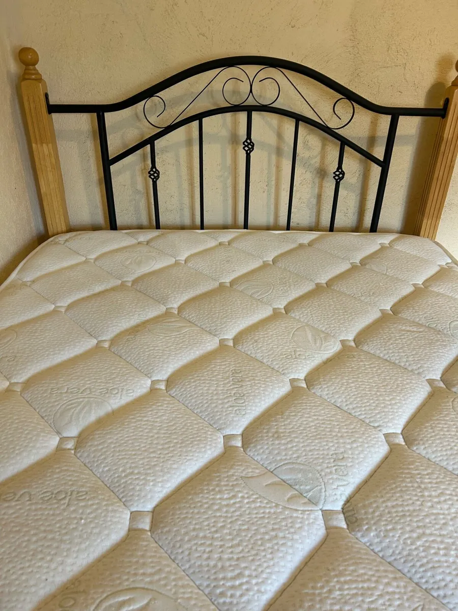Queen size bed - Image 1