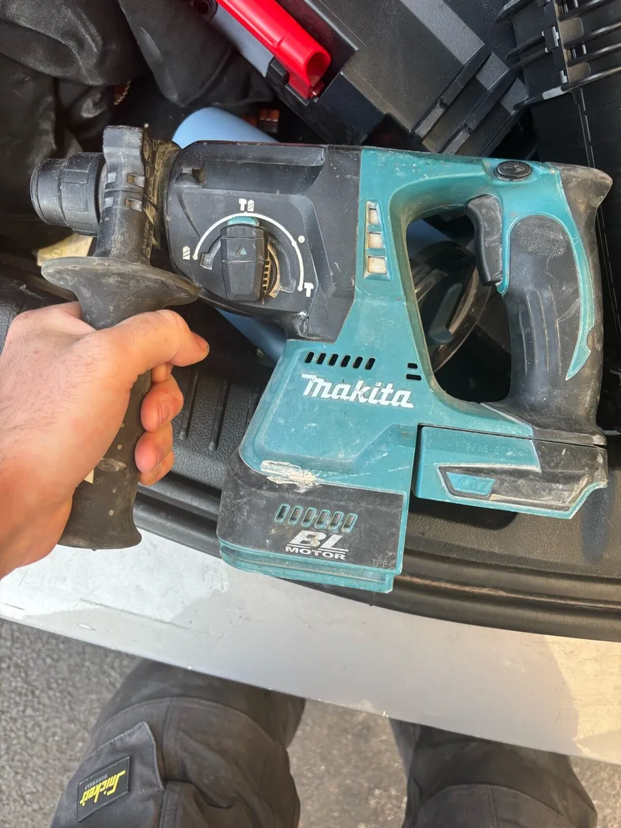 Makita compact sds with 5amp battery - Image 1