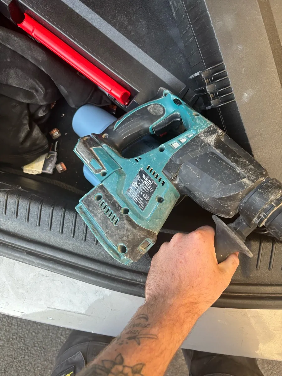 Makita compact sds with 5amp battery - Image 2