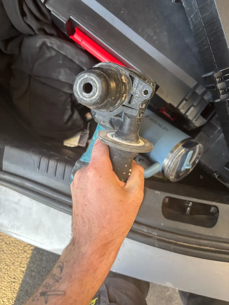 Makita compact sds with 5amp battery - Image 3