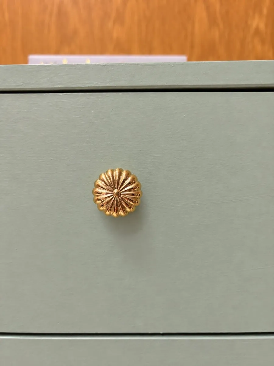 Refinished 5 drawer dresser/ chest of drawers - Image 4